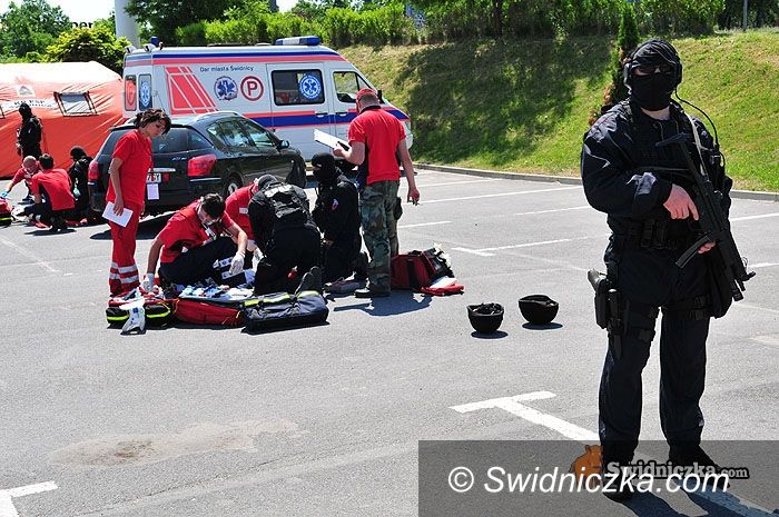 Świdnica: Ratownicy opanowali Świdnicę [foto–video]