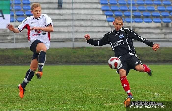 III-liga piłkarska: Porażka Polonii, czwarte z rzędu zwycięstwo MKS–u
