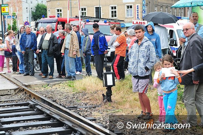 Świdnica: Tragicznie na torach – lokomotywa zmiażdżyła samochód [FOTO,VIDEO]