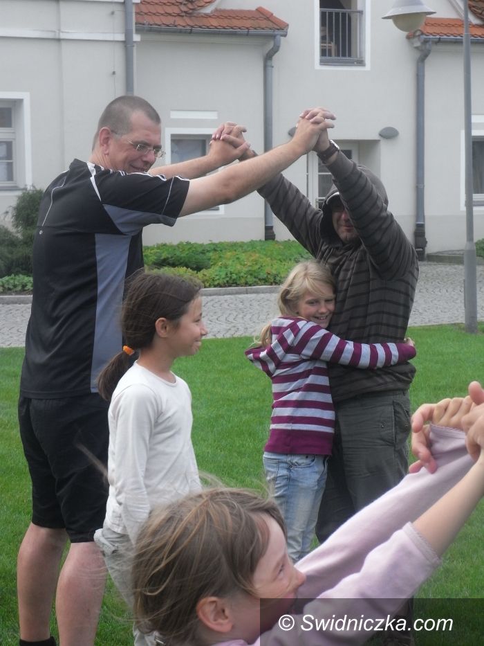 Krzyżowa: Olbrzymy i krasnoludki w Krzyżowej