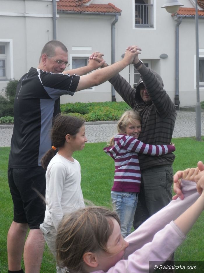 Krzyżowa: Olbrzymy i krasnoludki w Krzyżowej