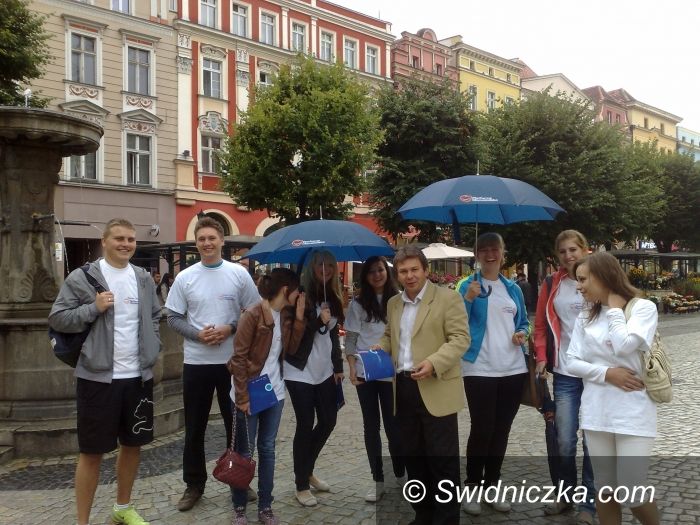 Świdnica: Platforma puka od drzwi do drzwi