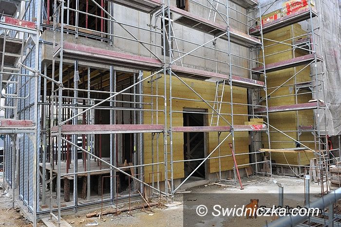 Świdnica: Wieża ratuszowa z opóźnieniami