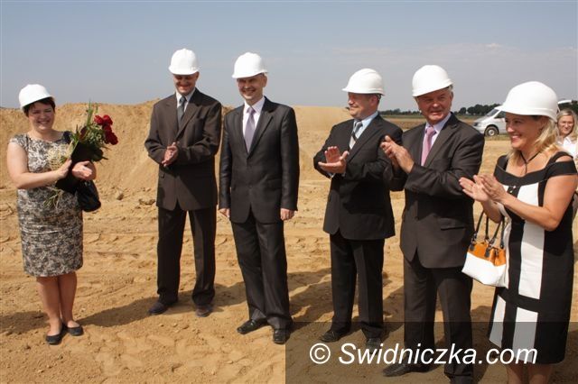 Świebodzice: Firma GEA wbiła pierwszą łopatę