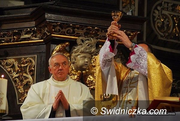 Świdnica: Liczą ilu wiernych chodzi do kościoła