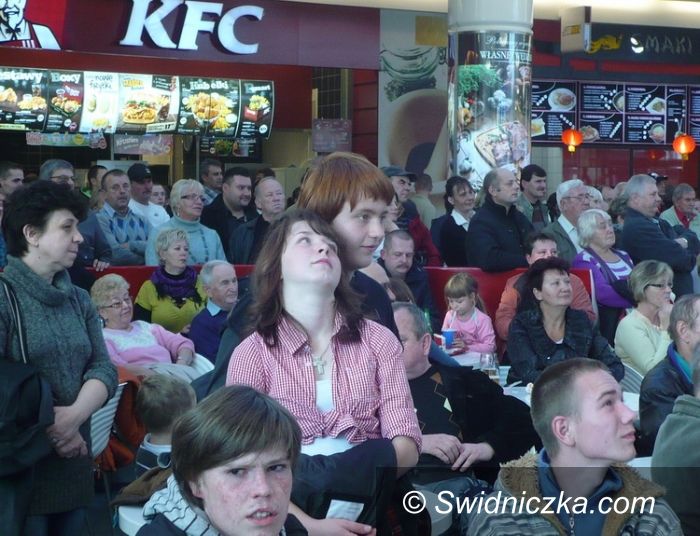 Wałbrzych: Daniec, Piasecka, tort i fajerwerki – wielki finał urodzin Galerii Victoria