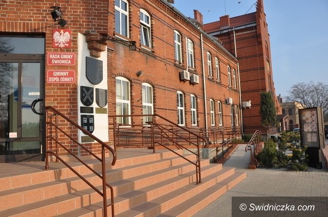 Świdnica: Urząd Gminy Świdnica z certyfikatem ISO i podjażdem