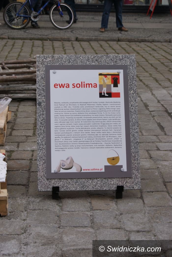 Świdnica: Bombka na miarę Rekordu Guinnessa stanęła dziś na świdnickim rynku