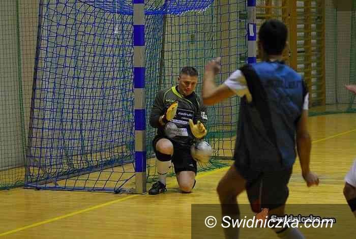 Świdnica: Starcie liderów na remis