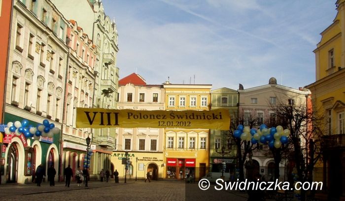 Świdnica: Setki maturzystów odtańczyło na rynku poloneza