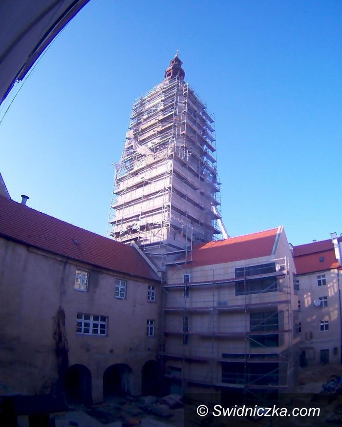 Świdnica: Hełmy na szczycie wieży ratuszowej!