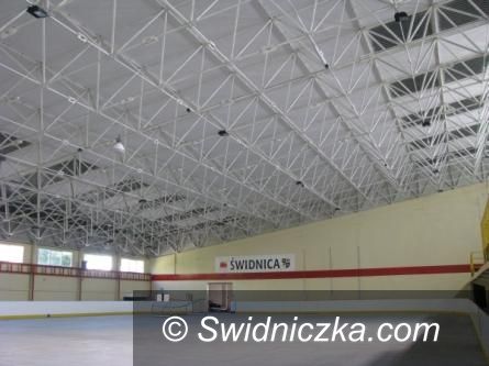 Świdnica: Dzień Kobiet na lodowisku?