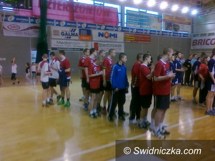 Dzierżoniów: Uczniowie Gimnazjum nr 3 wygrywają zmagania w szczypioniaka