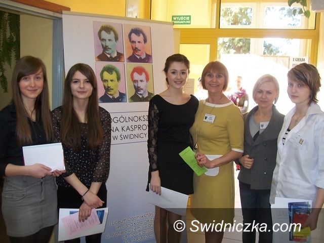 Lutomia/ Gmina Świdnica: Giełda Edukacyjna w Lutomi cieszyła się dużym zainteresowaniem uczniów