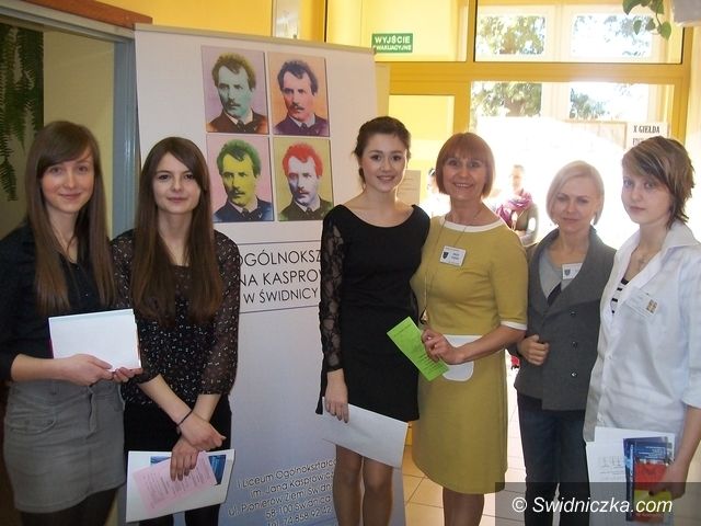 Lutomia/ Gmina Świdnica: Giełda Edukacyjna w Lutomi cieszyła się dużym zainteresowaniem uczniów