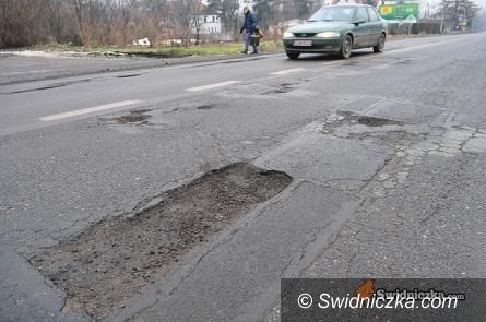Świdnica: Łatanie dziur po zimie trwa