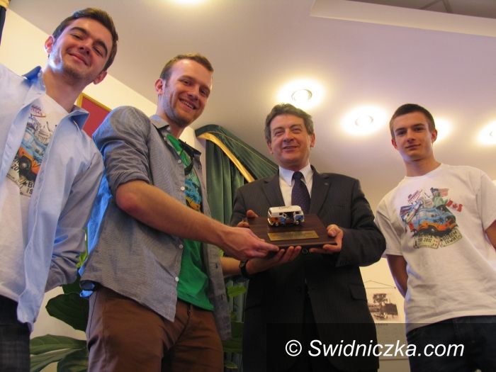 Świdnica: Wyprawa „Busem przez świat” ze wsparciem prezydenta