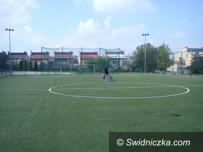 Gmina Żarów: Naprawiają murawę na Orliku