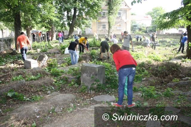 Strzegom: Młodzież Zespołu Szkół porządkowała Żydowski Cmentarz