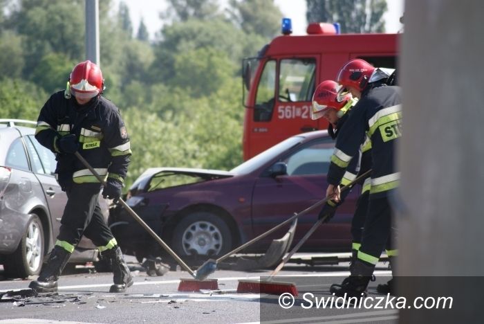 Świdnica: Ofiara śmiertelna w wypadku 4 aut [aktualizacja]