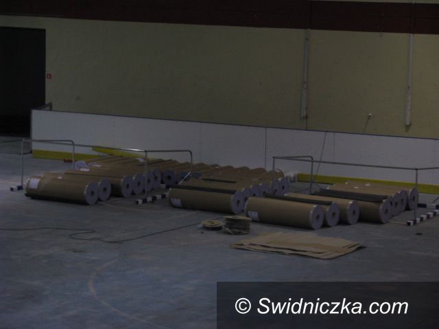 Świdnica: Hala na Zawiszowie i świdnickie lodowisko z nowymi nawierzchniami sportowymi