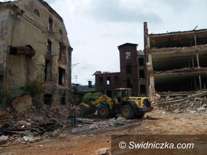 Świebodzice: Silena już mniej groźna – trwa rozbiórka