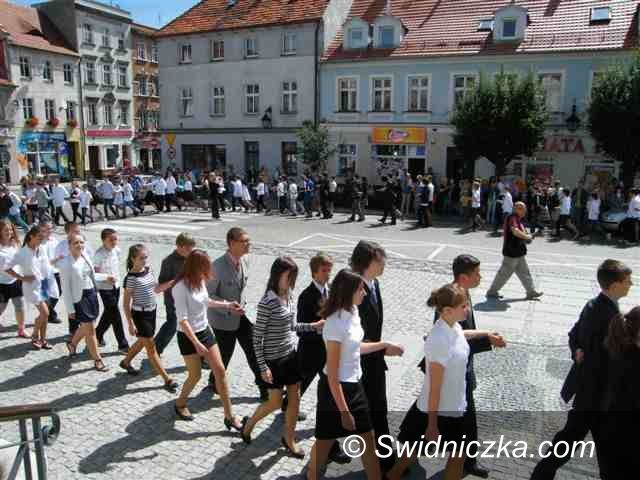 Świebodzice: Tańczące pary na Rynku
