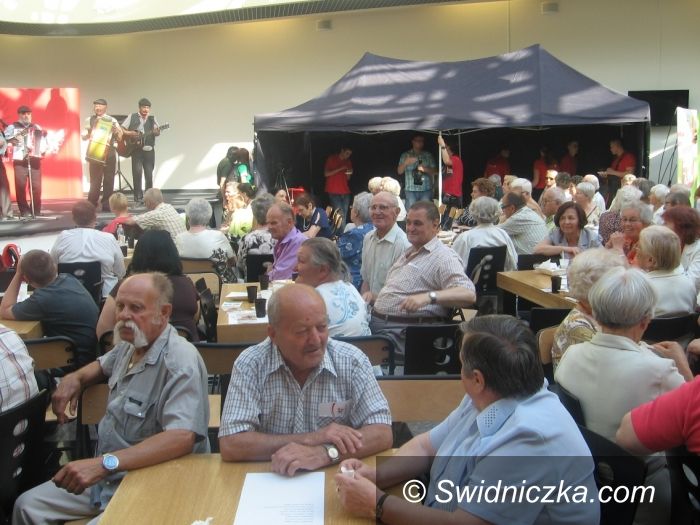Świdnica: Napisali o seniorach, zgarnęli kasę