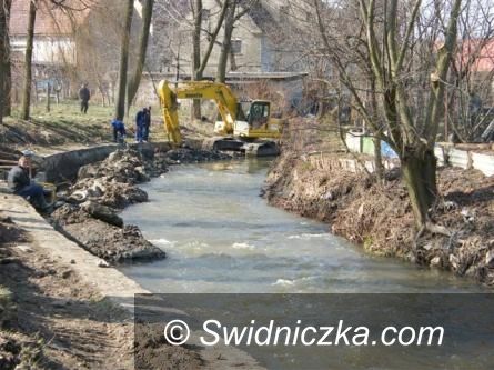 Świebodzice: Poranna ulewa wezbrała Pełcznicę