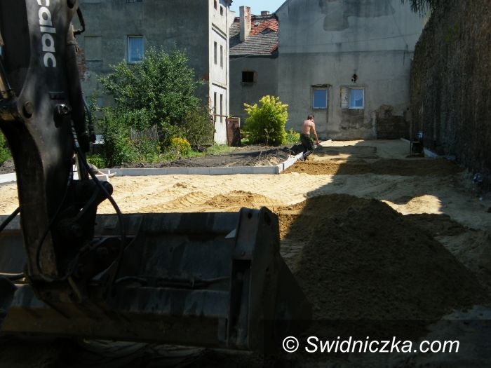 Świebodzice: Rozpoczęła się rewitalizacja murów obronnych