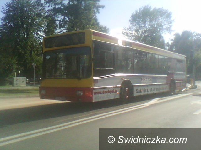 Świdnica: Autobus staranował znaki na skrzyżowaniu