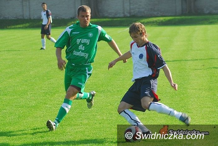 III-liga piłkarska: III–liga: Pojedynek niepokonanych zespołów