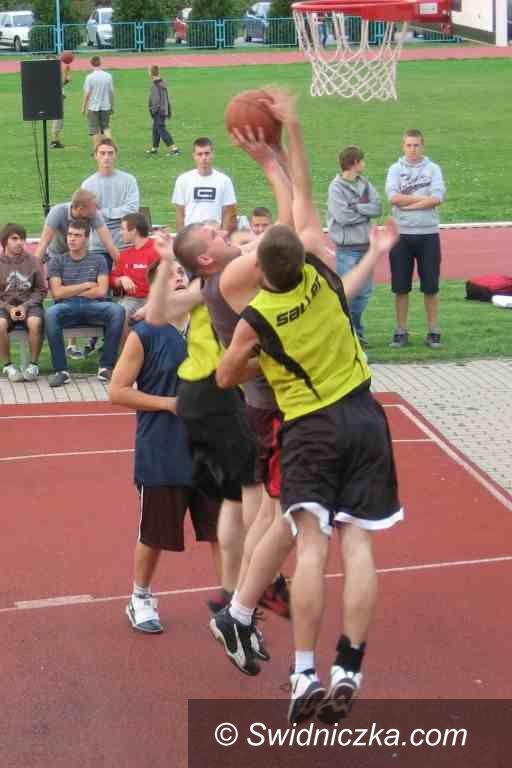 Świdnica: Streetball i muzyka przed SP 1