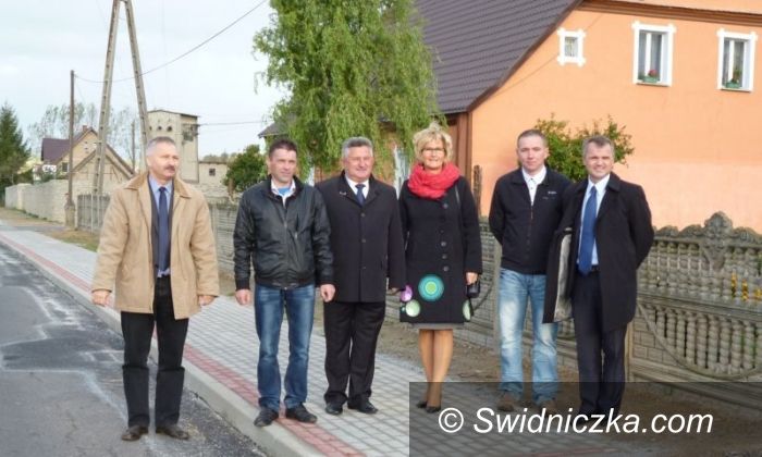 Żelazów: Sukcesywnie oddawane do użytku kolejne chodniki przy drogach powiatowych