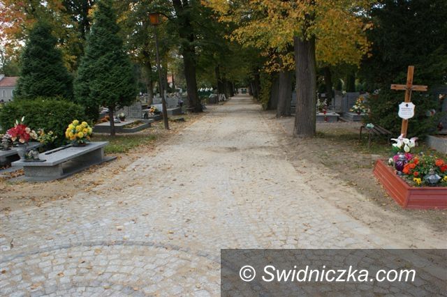 Strzegom: Są już nowe alejki cmentarne