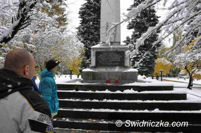 Świdnica: Skazani sprzątali cmentarz