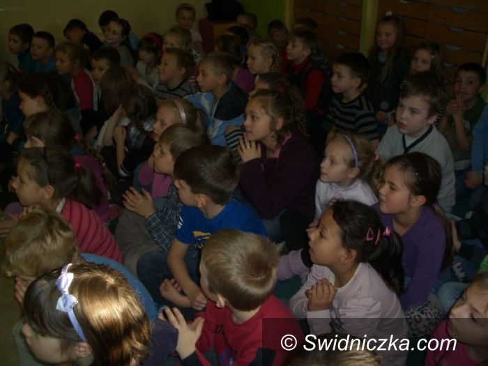 Świdnica: Przyjęli pierwszaków w poczet czytelników biblioteki