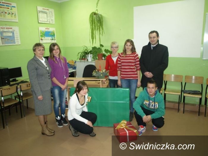 Świebodzice: Uczniowie nagrodzeni przez bank