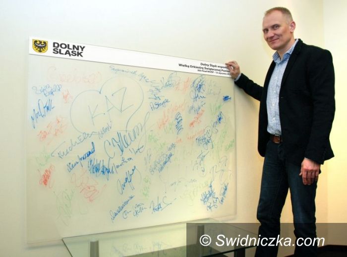 Dolny Śląsk: Autografy ratują życie – Marszałek Rafał Jurkowlaniec zagra dla WOŚP–u