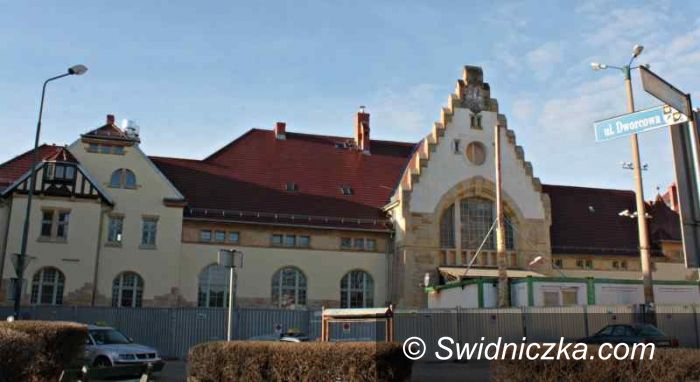 Świdnica: Przebudowa budynku dworca PKP trwa