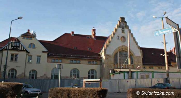 Świdnica: Przebudowa budynku dworca PKP trwa