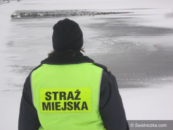 Świdnica: Strażnicy ostrzegają – Zalew Witoszówki to nie lodowisko!