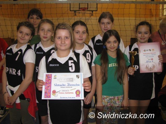 Świdnica: Zwycięstwo mini–siatkarek z „szóstki”