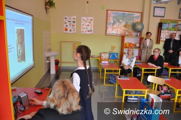 Lutomia Dolna: Nowa tablica interaktywna w Lutomi