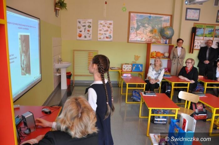 Lutomia Dolna: Nowa tablica interaktywna w Lutomi