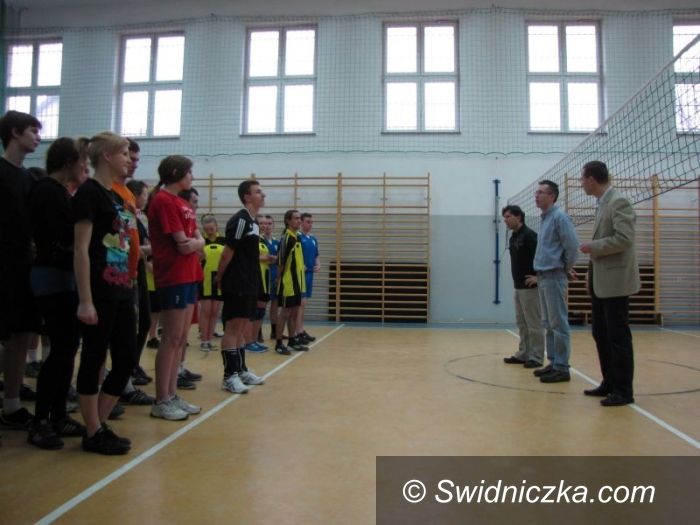 Jaworzyna Śląska: W II Siatkarskim Turnieju Rad Młodzieżowych najlepsi goście ze stolicy Karkonoszy