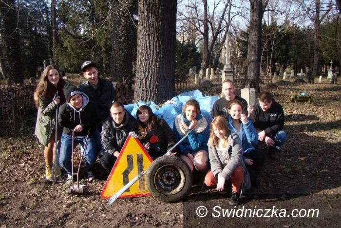 Świdnica: Sprzątali zabytkowy cmentarz