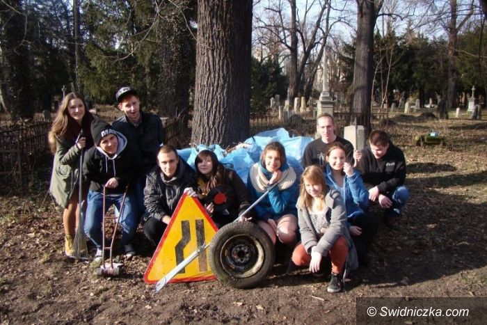 Świdnica: Sprzątali zabytkowy cmentarz
