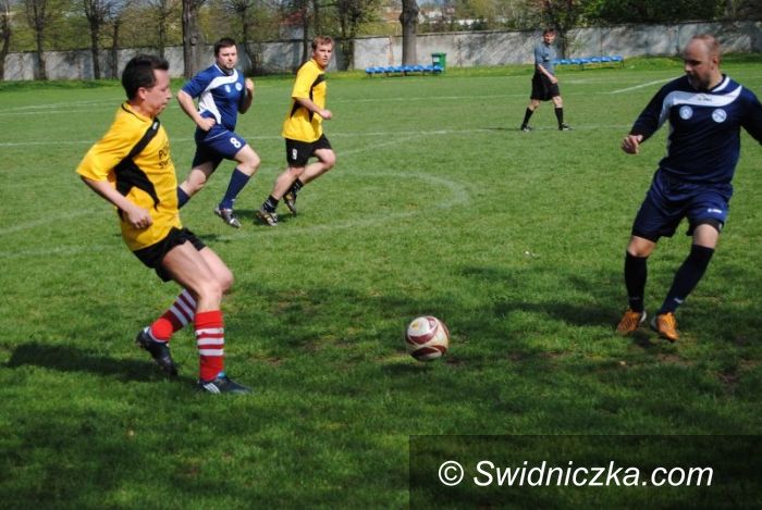 Świdnica: Samorządowcy i służby mundurowe na boisku