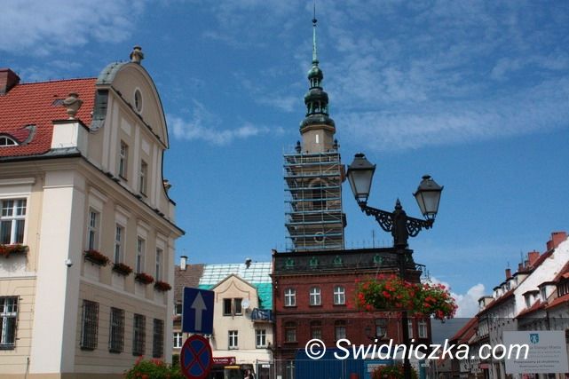 Świebodzice: Rusztowania na kościelnej wieży